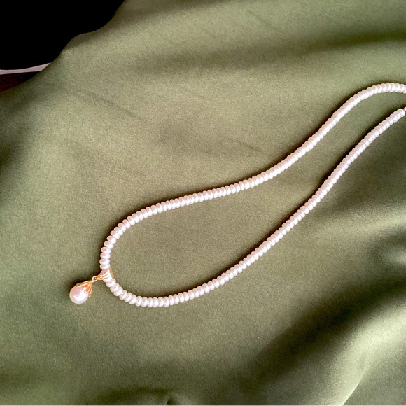 18K Pendant Wrap in Akoya pearls Closure 18k Authenticity Guaranteed - Picture 2 of 5